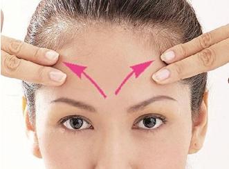 如何去除抬头纹额 如何使用护肤品去除抬头纹